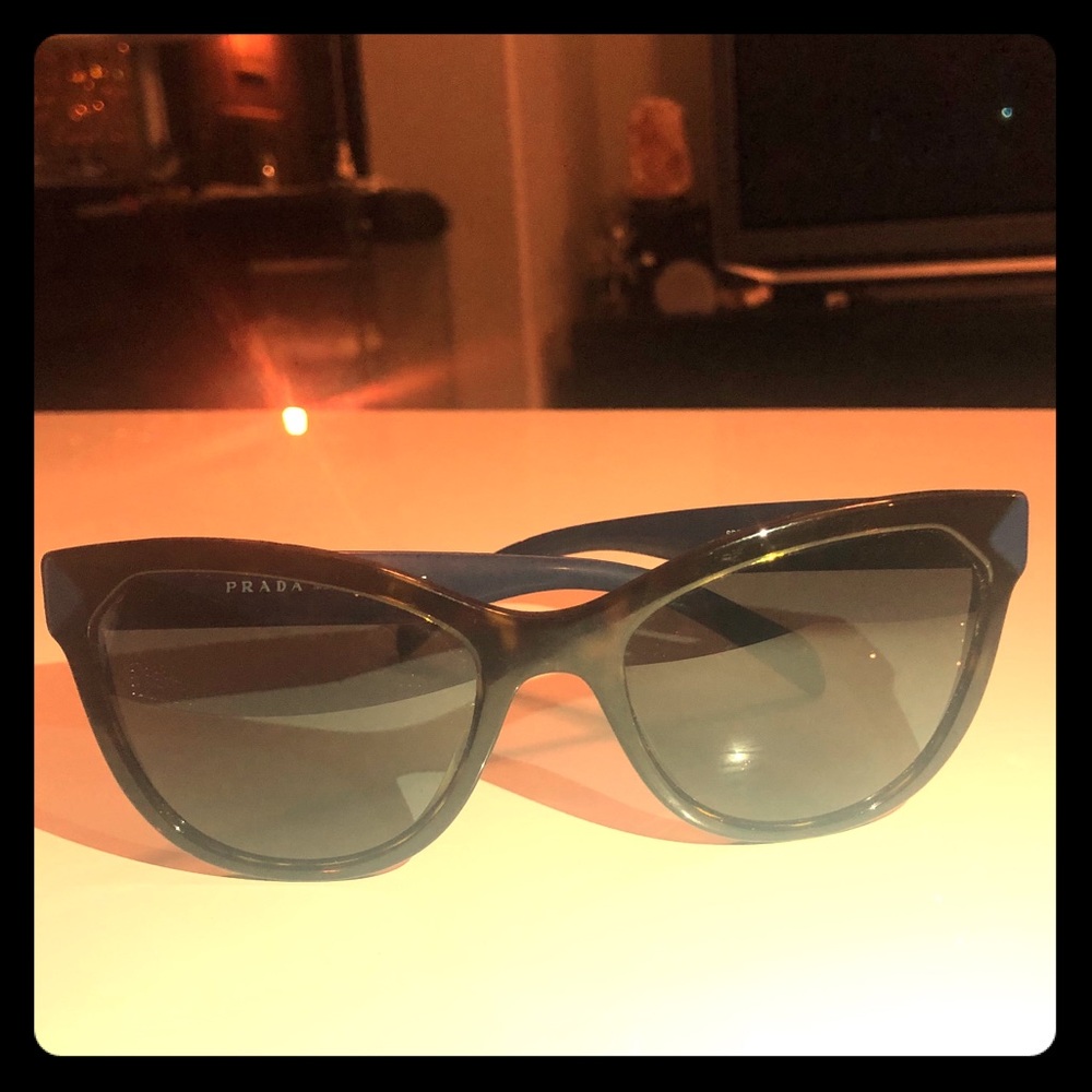 Prada Women’s sunglasses SPR21S Like New